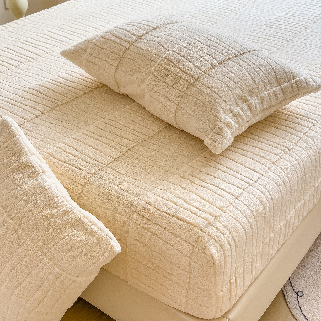 91家纺网 家纺一手货源 找家纺 世纪绒品 2025新款A类水波纹提花牛奶绒床笠 水波纹-米白