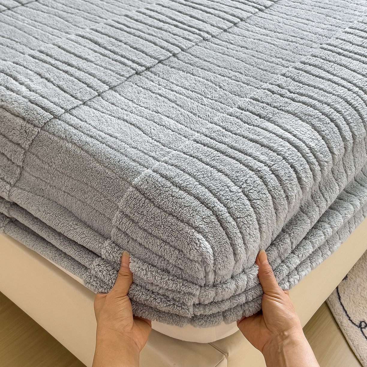 91家纺网 家纺一手货源 找家纺 世纪绒品 2025新款A类水波纹提花牛奶绒床笠 水波纹-浅灰