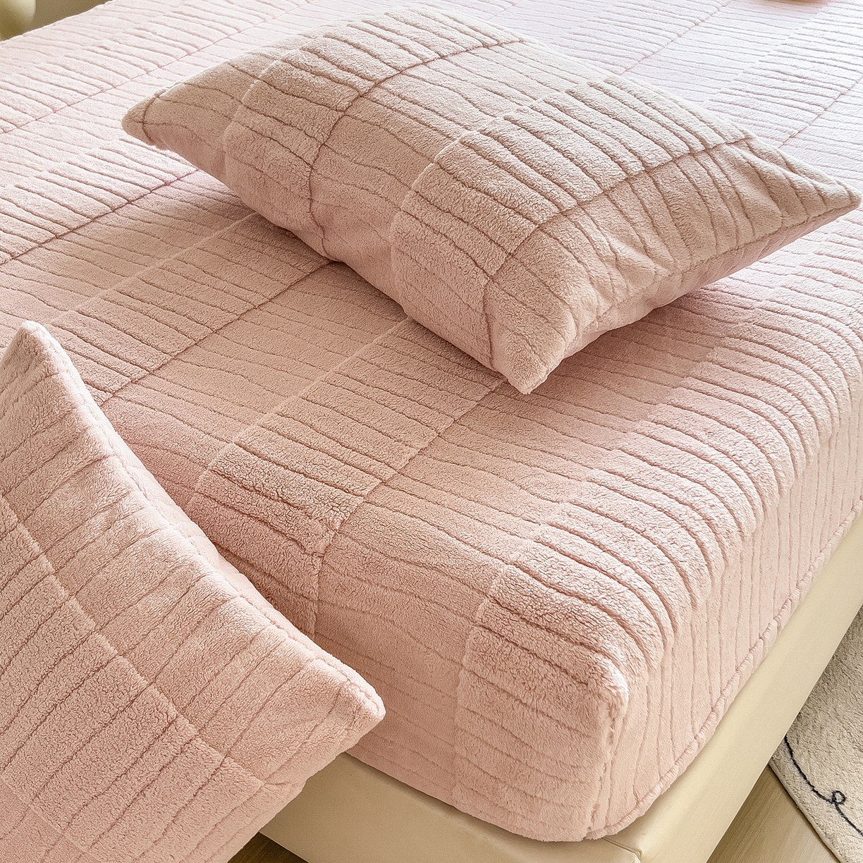 91家纺网 家纺一手货源 找家纺 世纪绒品 2025新款A类水波纹提花牛奶绒床笠 水波纹-浅粉