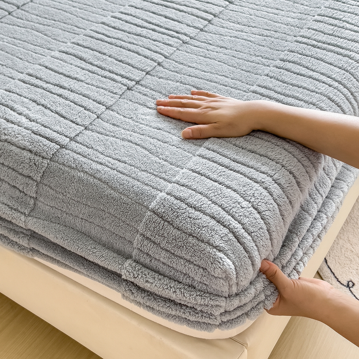 91家纺网 家纺一手货源 找家纺 世纪绒品 2025新款A类水波纹提花牛奶绒床笠 水波纹-浅灰