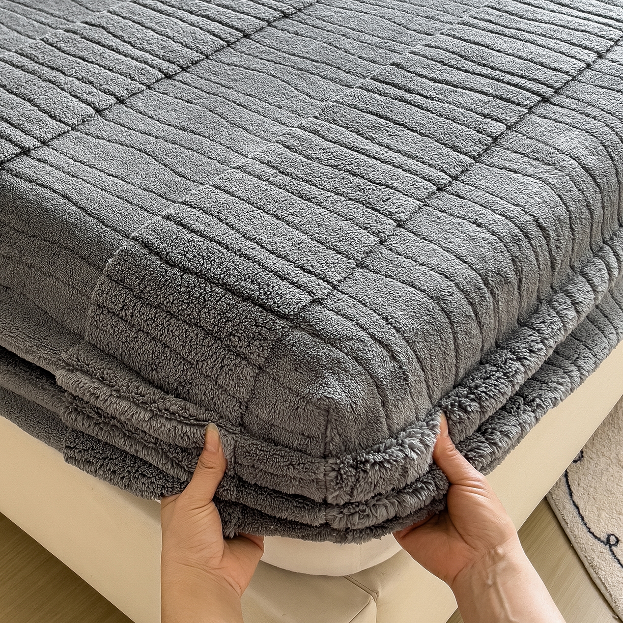 91家纺网 家纺一手货源 找家纺 世纪绒品 2025新款A类水波纹提花牛奶绒床笠 水波纹-深灰