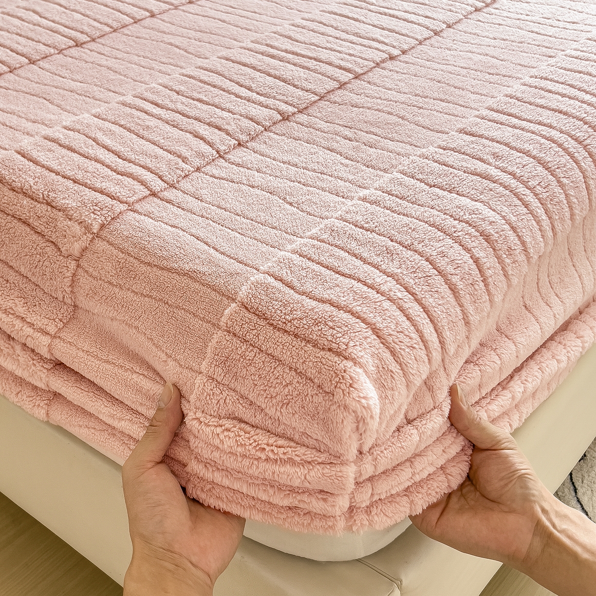 91家纺网 家纺一手货源 找家纺 世纪绒品 2025新款A类水波纹提花牛奶绒床笠 水波纹-浅粉