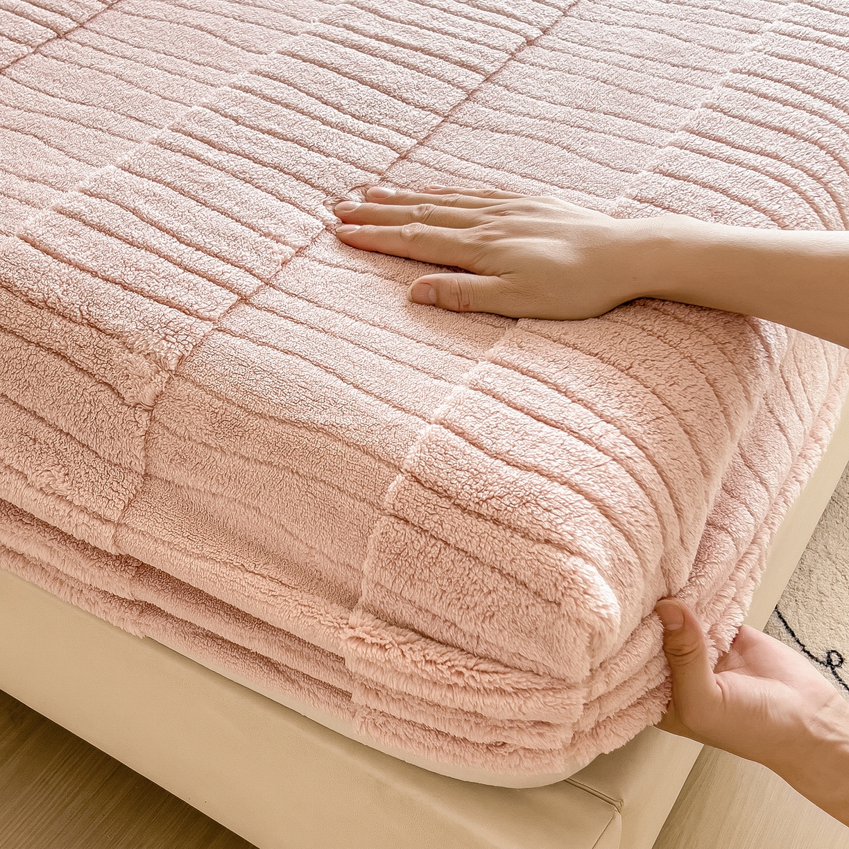 91家纺网 家纺一手货源 找家纺 世纪绒品 2025新款A类水波纹提花牛奶绒床笠 水波纹-浅粉