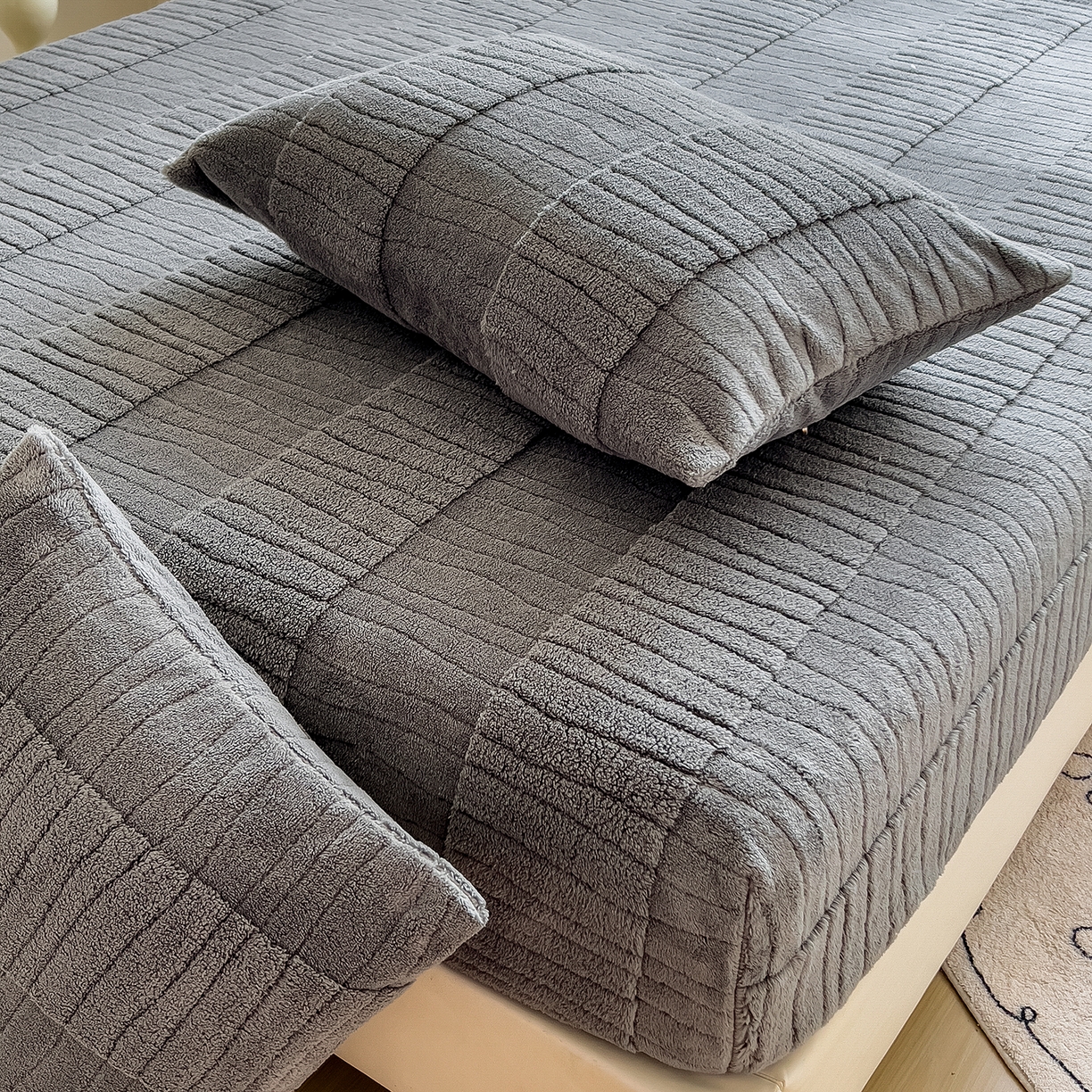 91家纺网 家纺一手货源 找家纺 世纪绒品 2025新款A类水波纹提花牛奶绒床笠 水波纹-深灰
