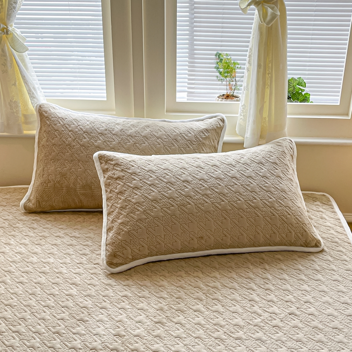 91家纺网 家纺一手货源 找家纺 （总）卡伦家纺 2025新款抗菌雕花牛奶绒千鸟格夹棉床笠系列