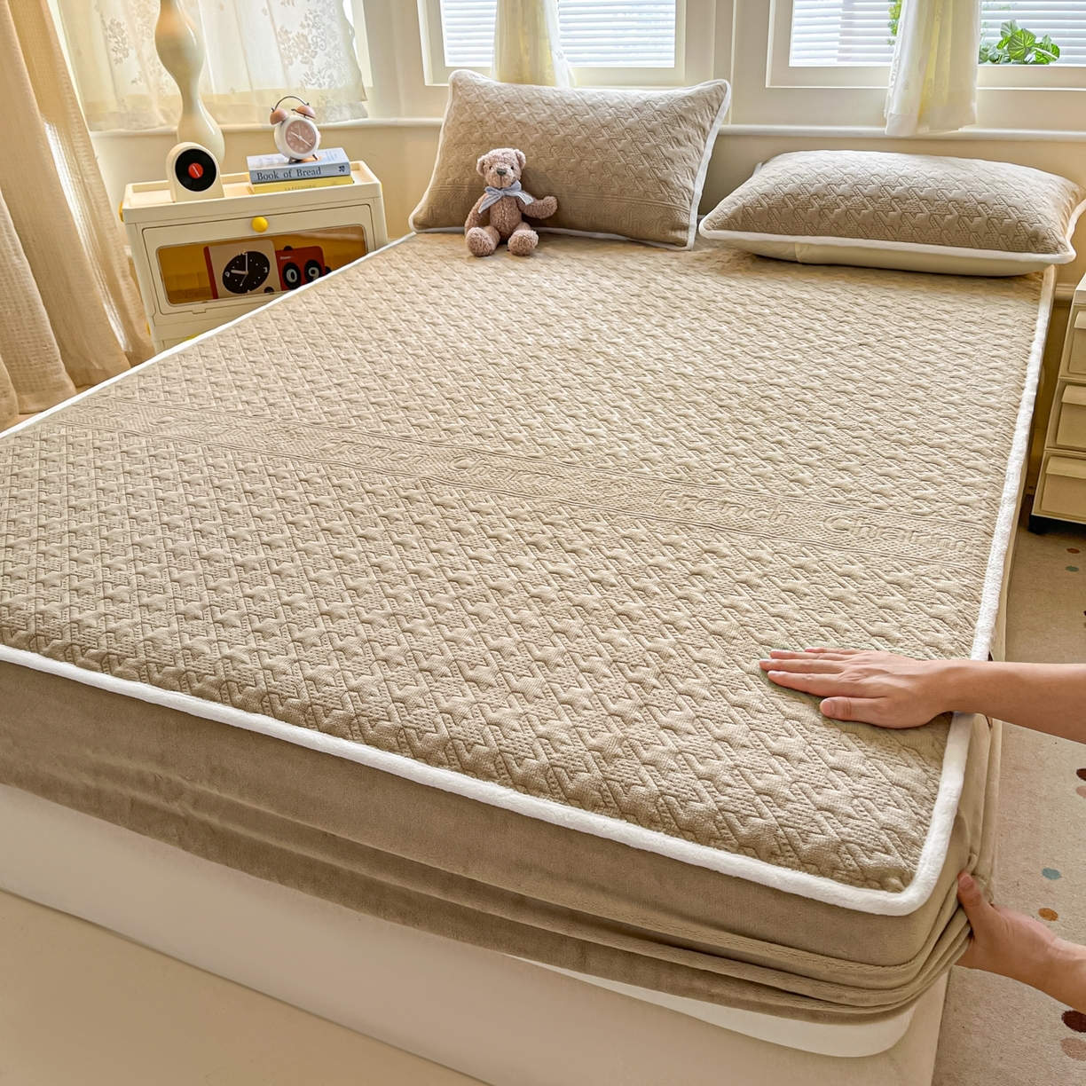 91家纺网 家纺一手货源 找家纺 （总）卡伦家纺 2025新款抗菌雕花牛奶绒千鸟格夹棉床笠系列