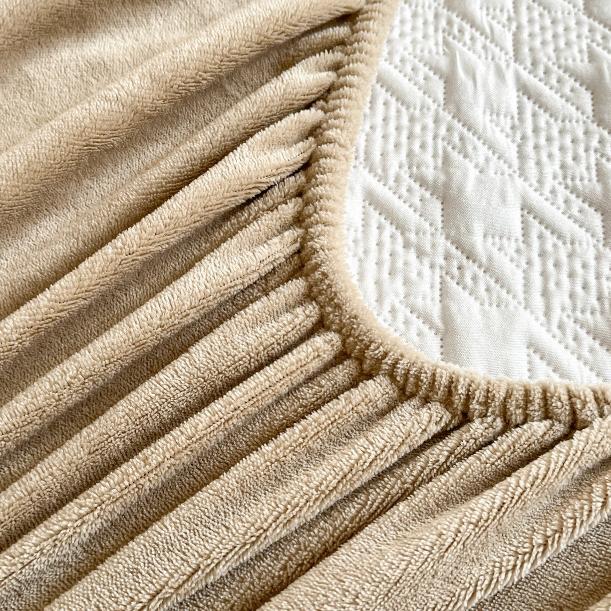 91家纺网 家纺一手货源 找家纺 （总）卡伦家纺 2025新款抗菌雕花牛奶绒千鸟格夹棉床笠系列