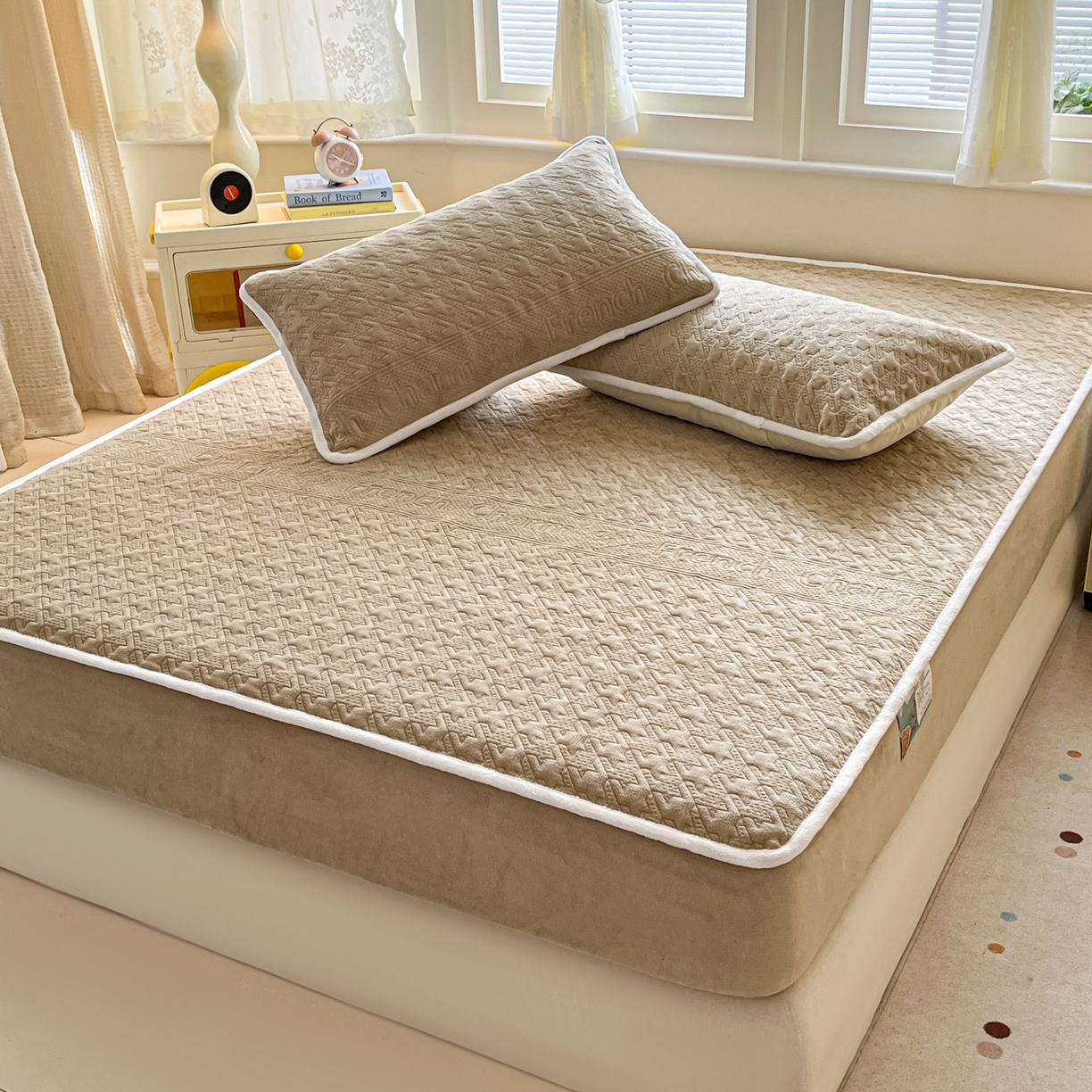 91家纺网 家纺一手货源 找家纺 （总）卡伦家纺 2025新款抗菌雕花牛奶绒千鸟格夹棉床笠系列