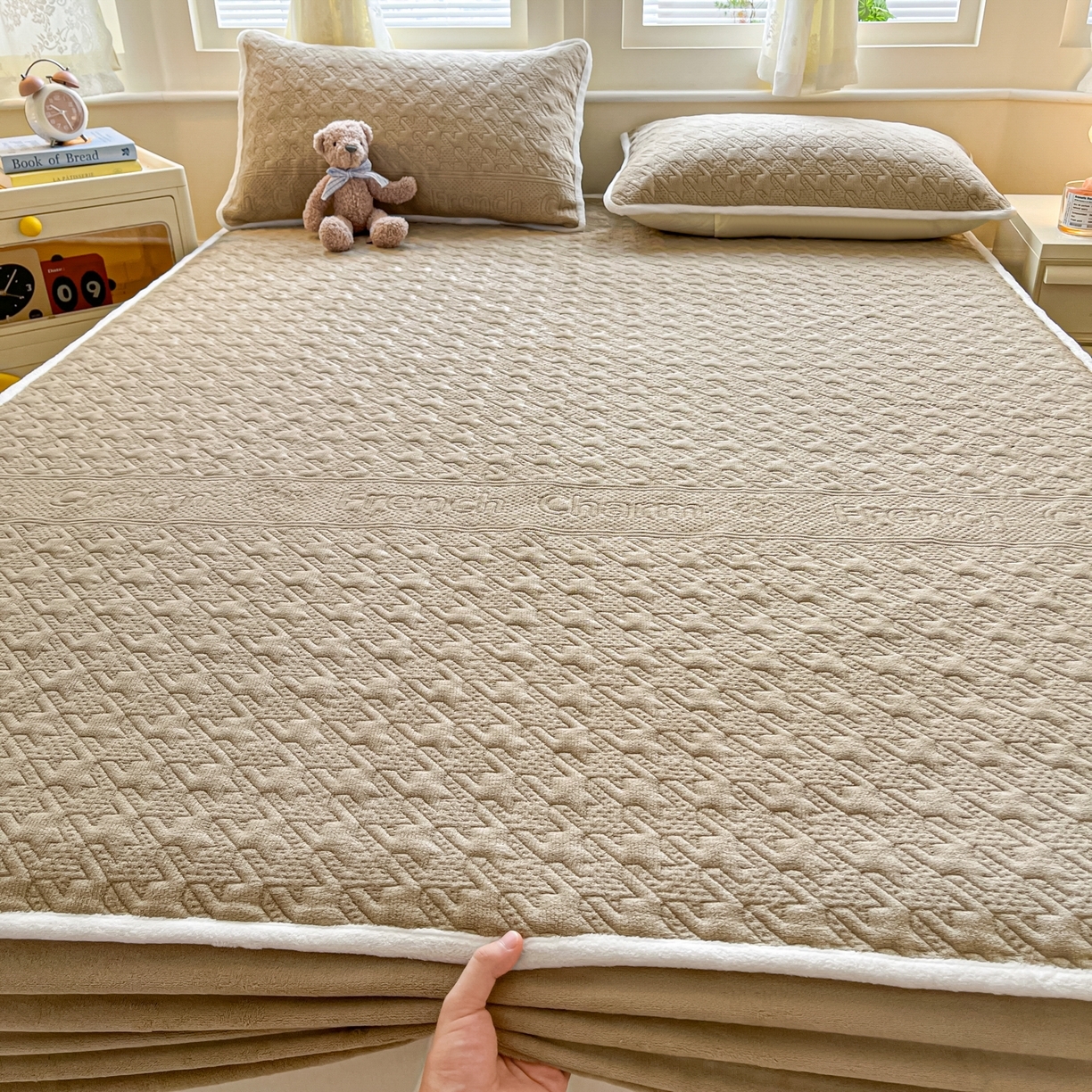 91家纺网 家纺一手货源 找家纺 （总）卡伦家纺 2025新款抗菌雕花牛奶绒千鸟格夹棉床笠系列