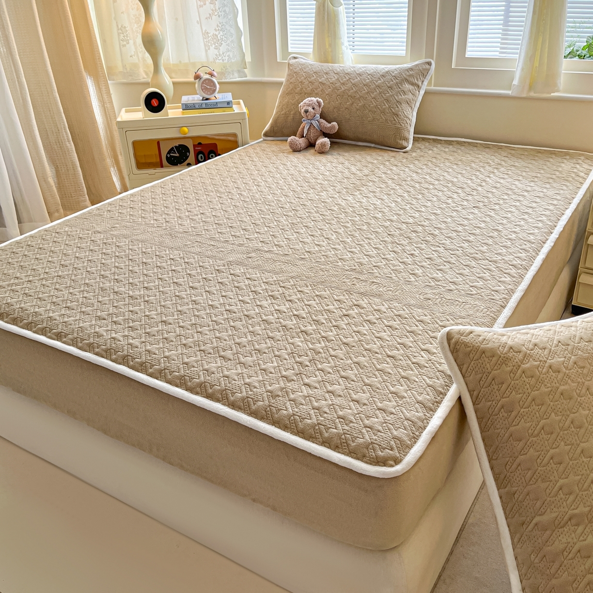 91家纺网 家纺一手货源 找家纺 （总）卡伦家纺 2025新款抗菌雕花牛奶绒千鸟格夹棉床笠系列