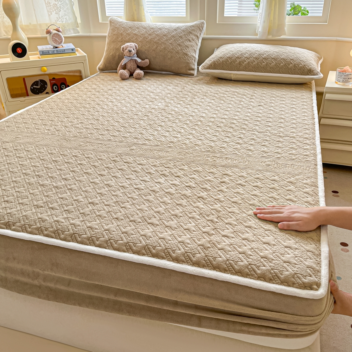 91家纺网 家纺一手货源 找家纺 （总）卡伦家纺 2025新款抗菌雕花牛奶绒千鸟格夹棉床笠系列