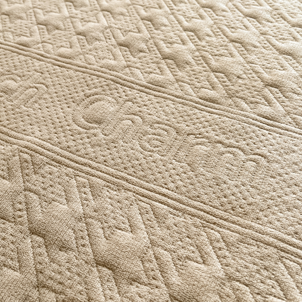 91家纺网 家纺一手货源 找家纺 （总）卡伦家纺 2025新款抗菌雕花牛奶绒千鸟格夹棉床笠系列