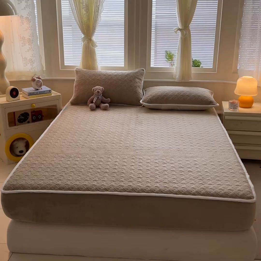 91家纺网 家纺一手货源 找家纺 （总）卡伦家纺 2025新款抗菌雕花牛奶绒千鸟格夹棉床笠系列