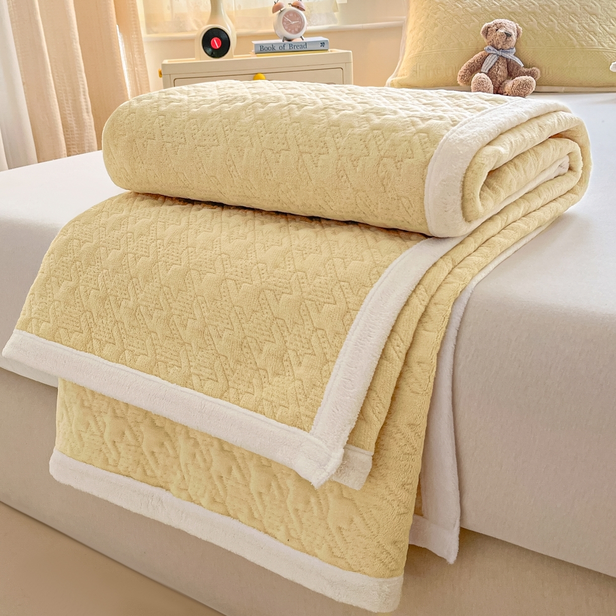 91家纺网 家纺一手货源 找家纺 （总）卡伦家纺 2025新款抗菌雕花牛奶绒千鸟格夹棉床垫系列