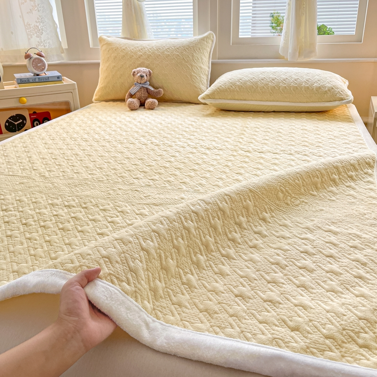 91家纺网 家纺一手货源 找家纺 （总）卡伦家纺 2025新款抗菌雕花牛奶绒千鸟格夹棉床垫系列