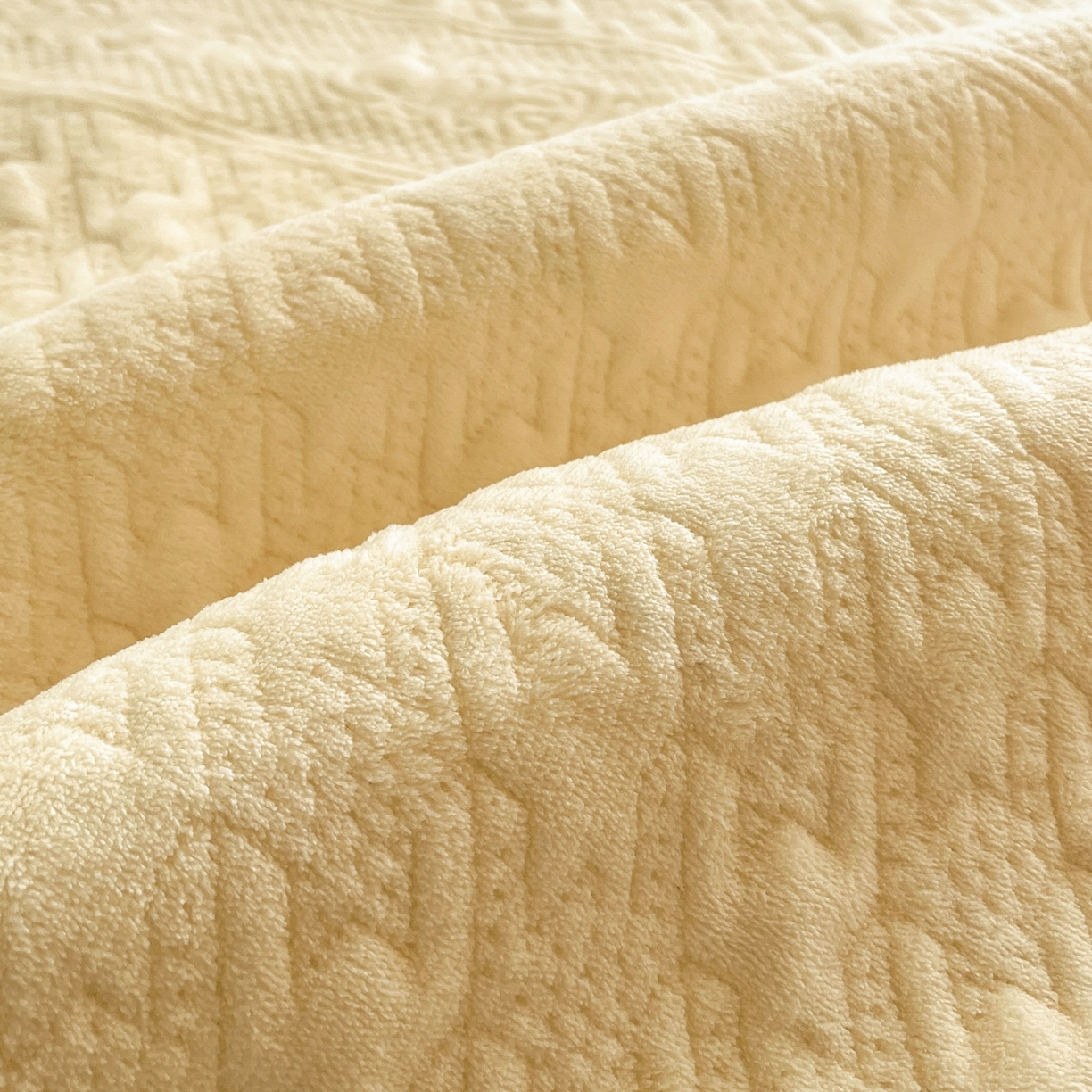 91家纺网 家纺一手货源 找家纺 （总）卡伦家纺 2025新款抗菌雕花牛奶绒千鸟格夹棉床垫系列