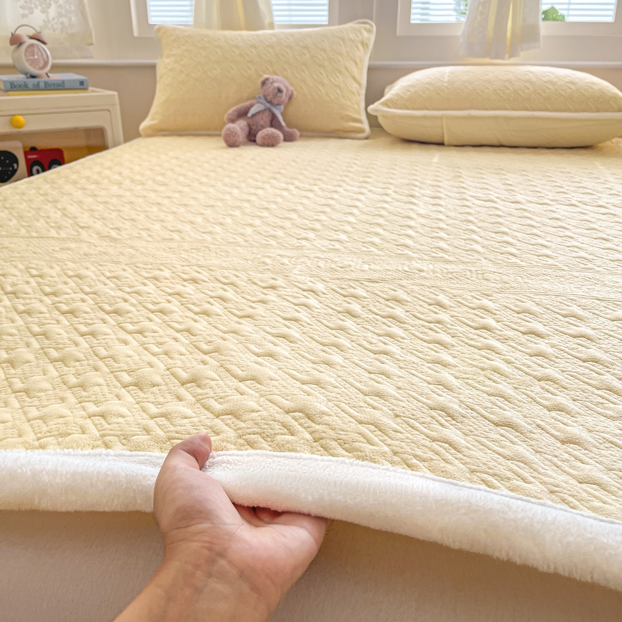 91家纺网 家纺一手货源 找家纺 （总）卡伦家纺 2025新款抗菌雕花牛奶绒千鸟格夹棉床垫系列