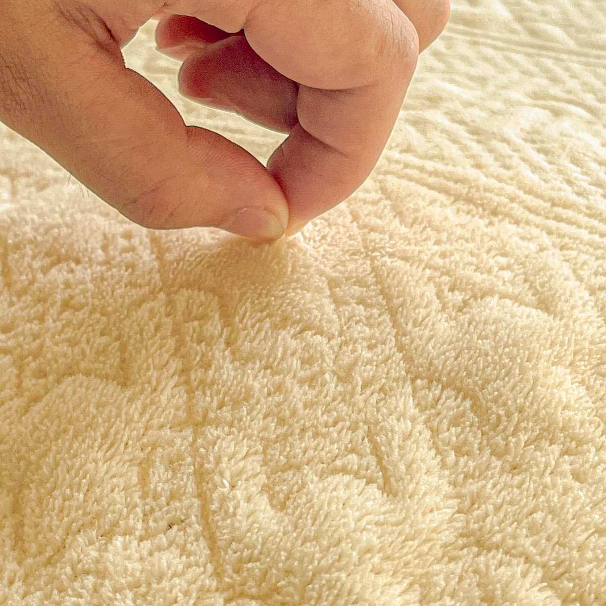 91家纺网 家纺一手货源 找家纺 （总）卡伦家纺 2025新款抗菌雕花牛奶绒千鸟格夹棉床垫系列