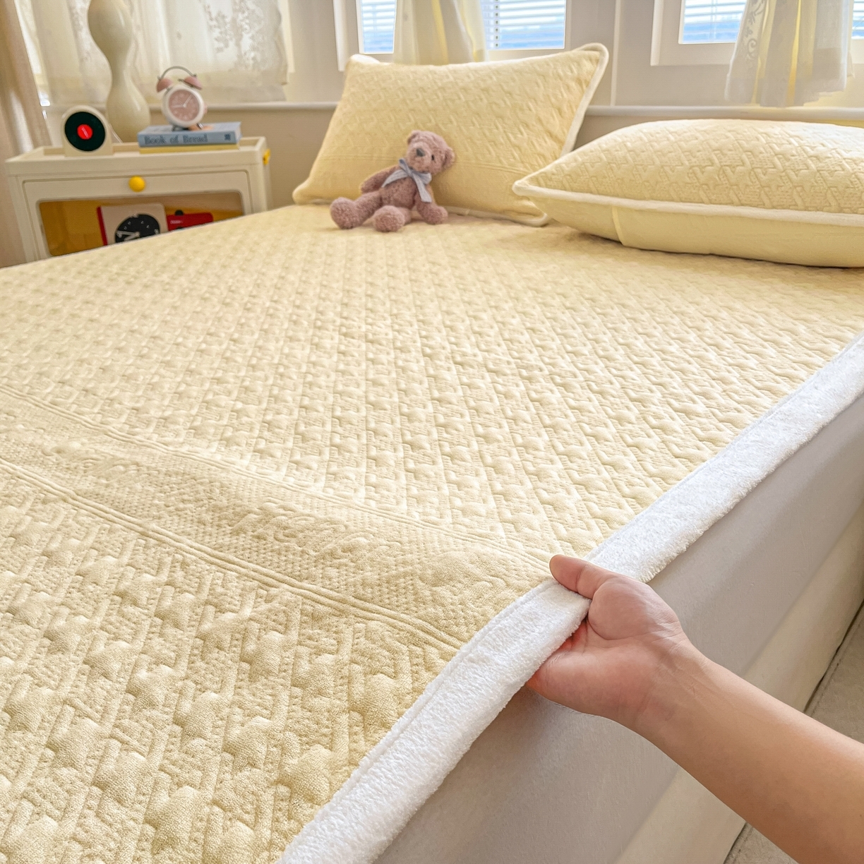 91家纺网 家纺一手货源 找家纺 （总）卡伦家纺 2025新款抗菌雕花牛奶绒千鸟格夹棉床垫系列