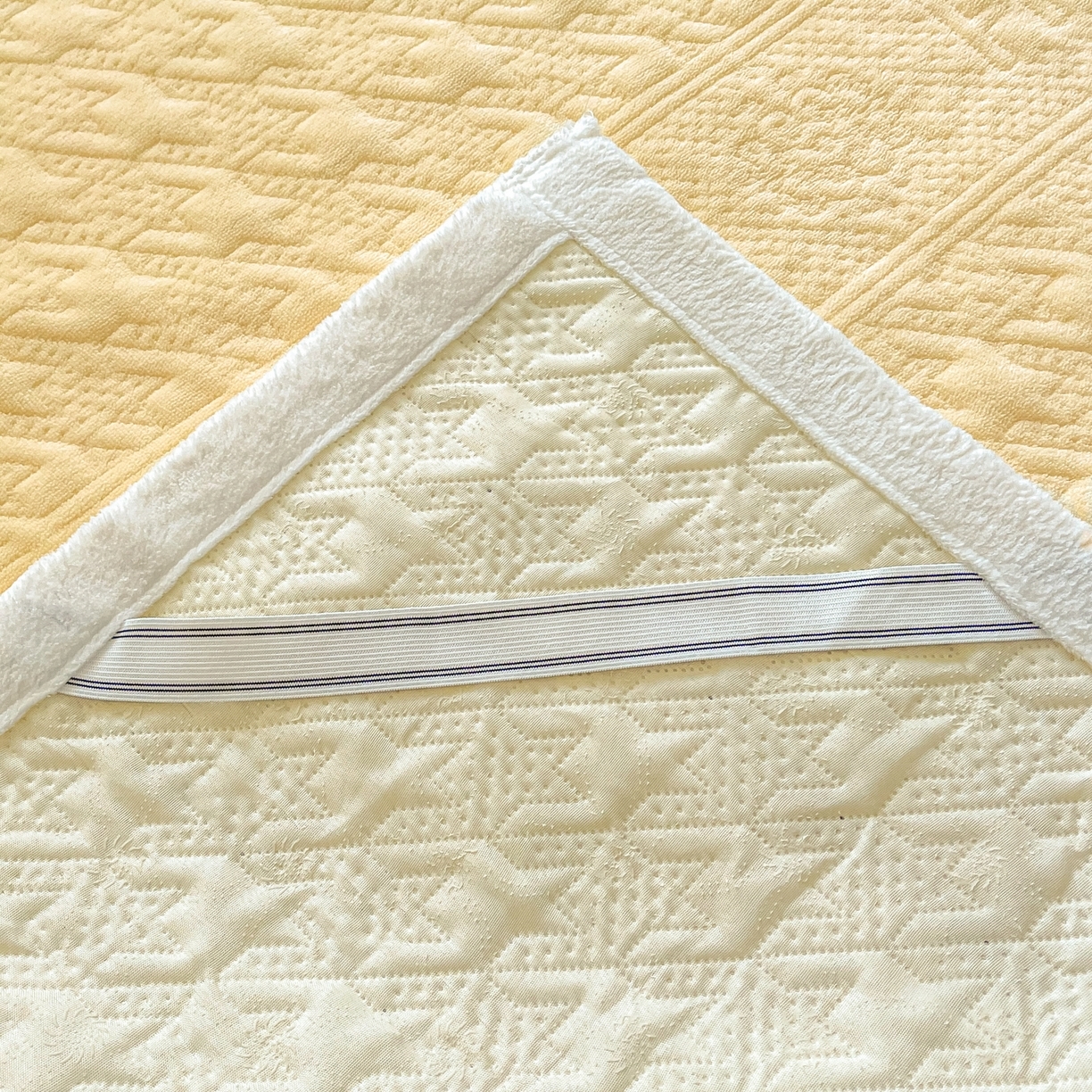 91家纺网 家纺一手货源 找家纺 （总）卡伦家纺 2025新款抗菌雕花牛奶绒千鸟格夹棉床垫系列