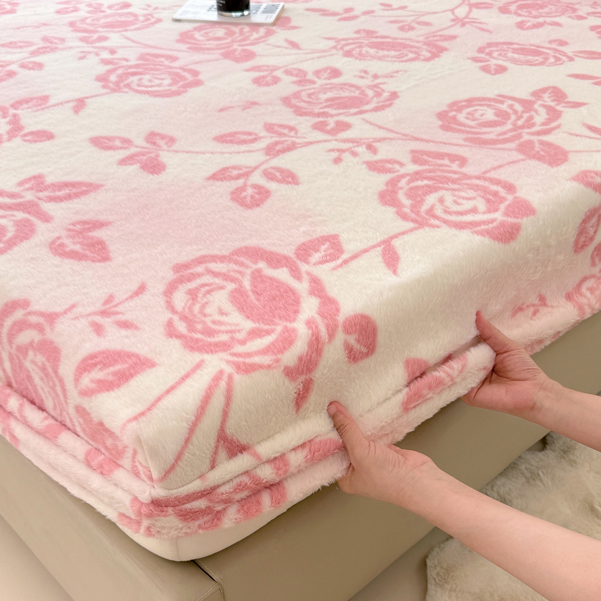 91家纺网 家纺一手货源 找家纺 悦织语 2025新款高克重加厚美拉德獭兔毛床笠床褥子床护垫 兔毛-粉蔷薇