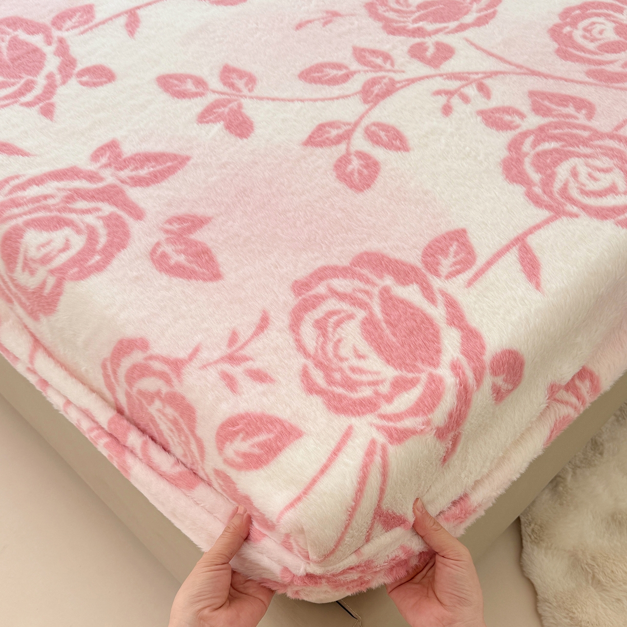 91家纺网 家纺一手货源 找家纺 悦织语 2025新款高克重加厚美拉德獭兔毛床笠床褥子床护垫 兔毛-粉蔷薇