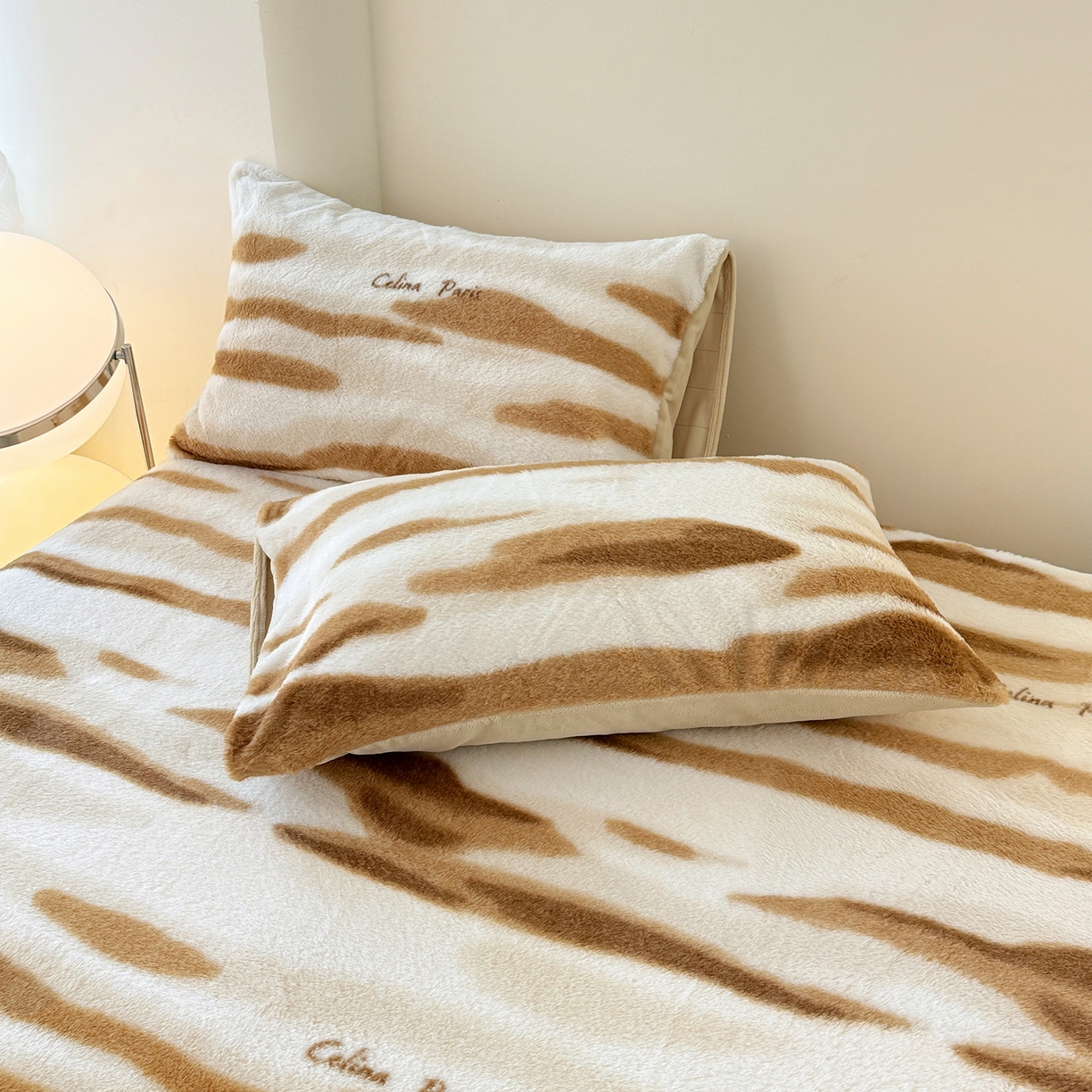 91家纺网 家纺一手货源 找家纺 悦织语 2025新款高克重加厚美拉德獭兔毛床笠床褥子床护垫 兔毛-拿铁纹