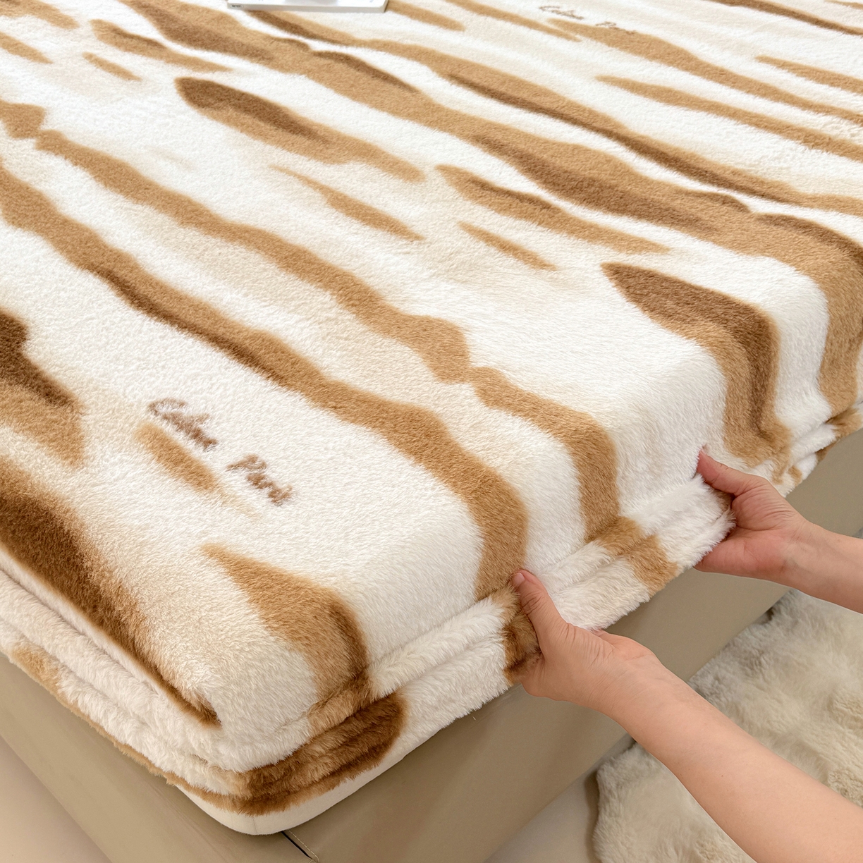 91家纺网 家纺一手货源 找家纺 悦织语 2025新款高克重加厚美拉德獭兔毛床笠床褥子床护垫 兔毛-拿铁纹