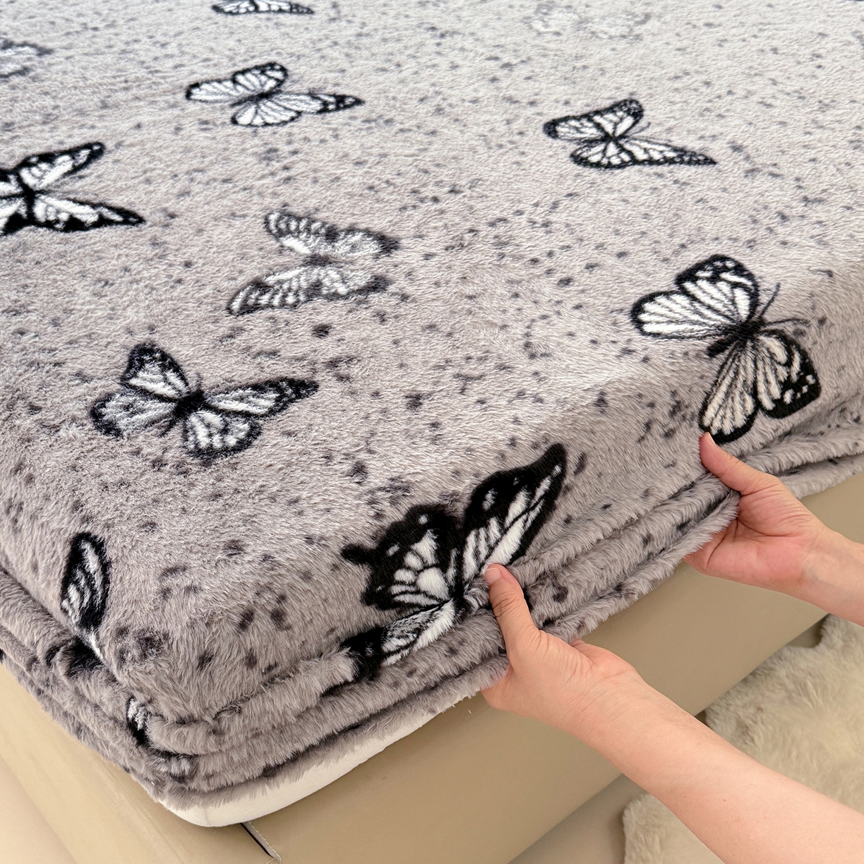 91家纺网 家纺一手货源 找家纺 悦织语 2025新款高克重加厚美拉德獭兔毛床笠床褥子床护垫 兔毛-蝶舞