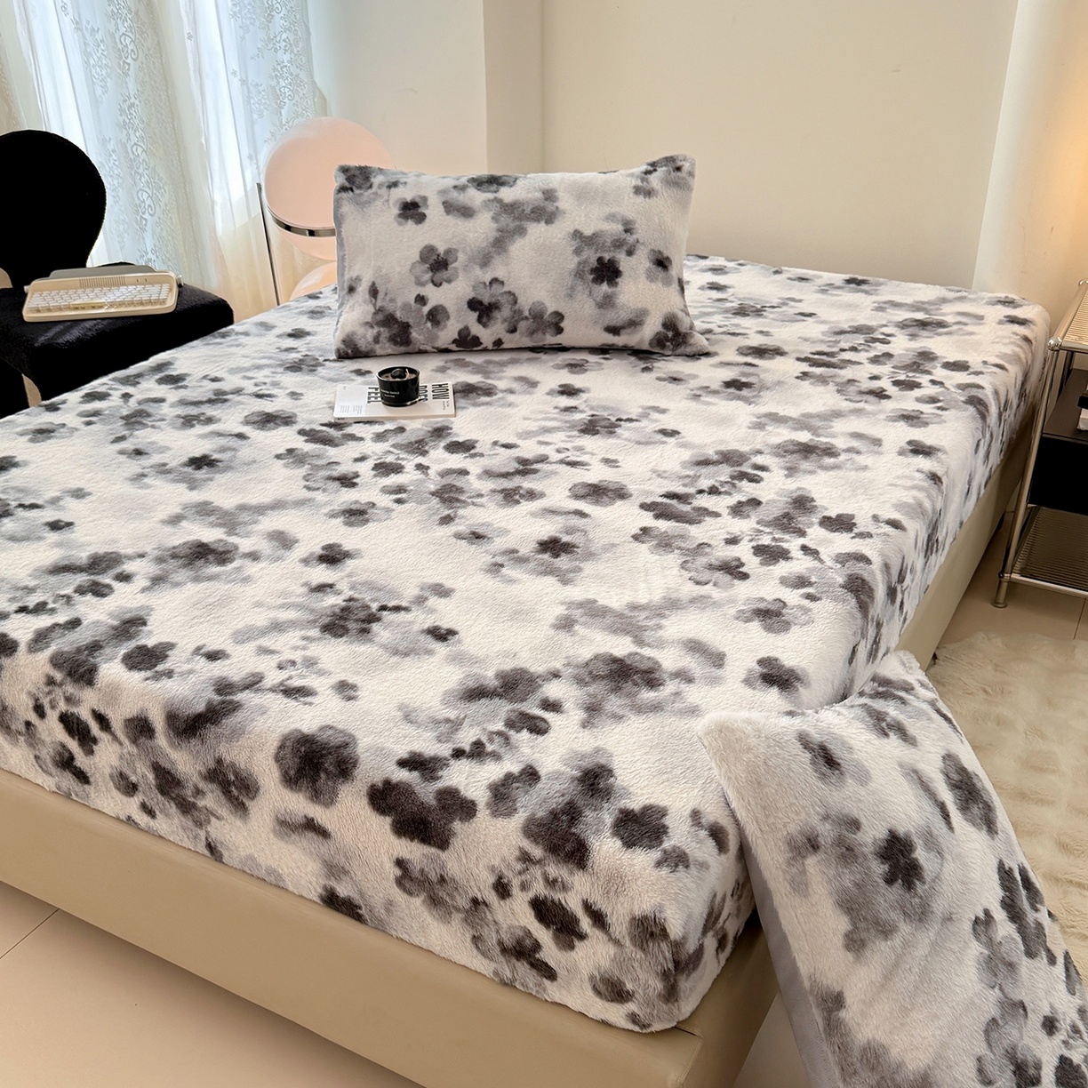 91家纺网 家纺一手货源 找家纺 悦织语 2025新款高克重加厚美拉德獭兔毛床笠床褥子床护垫 兔毛-墨花