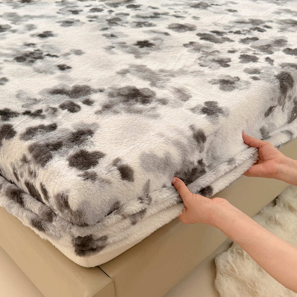 91家纺网 家纺一手货源 找家纺 悦织语 2025新款高克重加厚美拉德獭兔毛床笠床褥子床护垫 兔毛-墨花