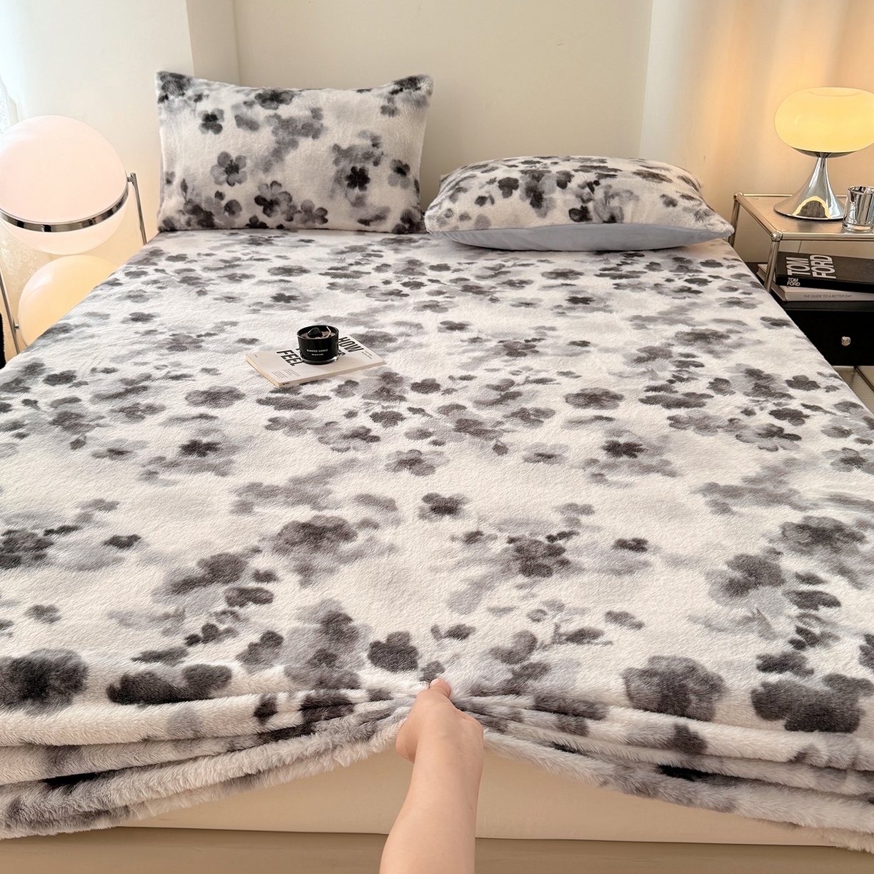 91家纺网 家纺一手货源 找家纺 悦织语 2025新款高克重加厚美拉德獭兔毛床笠床褥子床护垫 兔毛-墨花