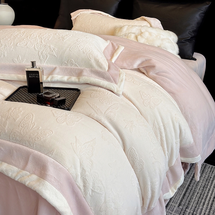 91家纺网 家纺一手货源 找家纺 （总）若未家居 LOVEWE HOUSE 2025新款250克全消光纯色蝴蝶雕花双拼牛奶绒四件套-晨光蝶影