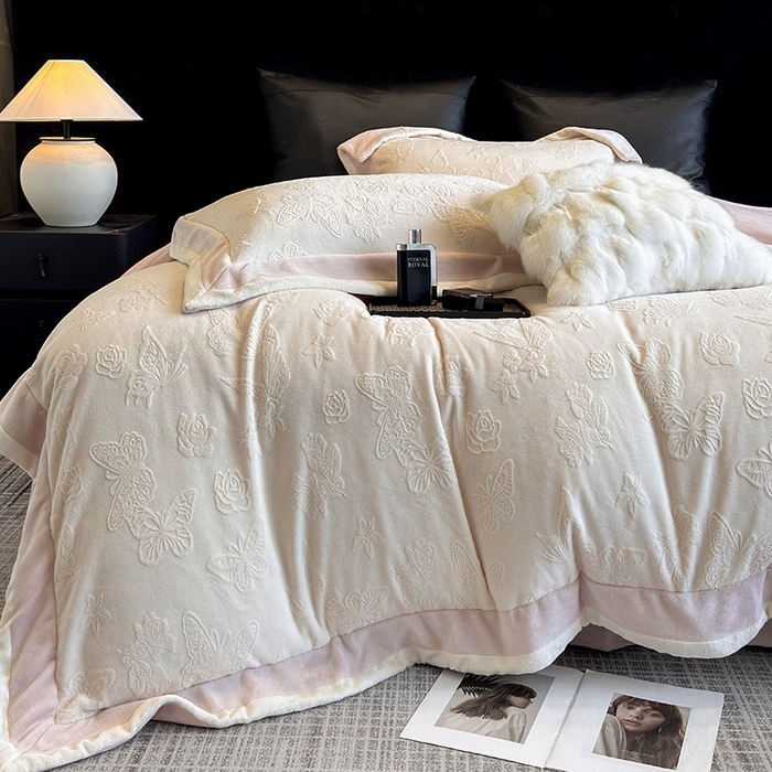 91家纺网 家纺一手货源 找家纺 （总）若未家居 LOVEWE HOUSE 2025新款250克全消光纯色蝴蝶雕花双拼牛奶绒四件套-晨光蝶影