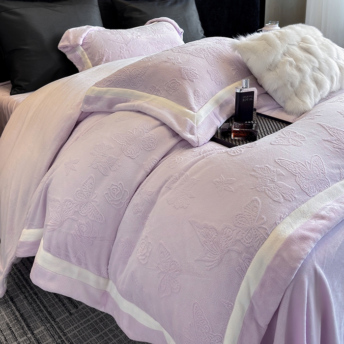 91家纺网 家纺一手货源 找家纺 若未家居 LOVEWE HOUSE 2025新款250克全消光纯色蝴蝶雕花双拼牛奶绒四件套-晨光蝶影 光蝶影-浅紫
