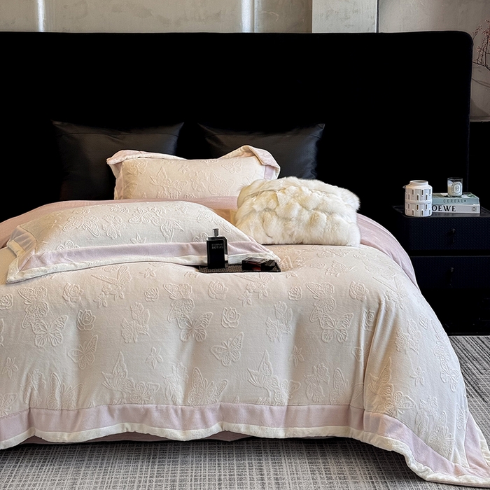 91家纺网 家纺一手货源 找家纺 （总）若未家居 LOVEWE HOUSE 2025新款250克全消光纯色蝴蝶雕花双拼牛奶绒四件套-晨光蝶影