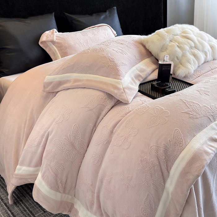 91家纺网 家纺一手货源 找家纺 （总）若未家居 LOVEWE HOUSE 2025新款250克全消光纯色蝴蝶雕花双拼牛奶绒四件套-晨光蝶影