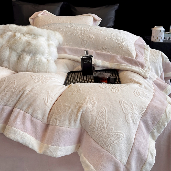 91家纺网 家纺一手货源 找家纺 （总）若未家居 LOVEWE HOUSE 2025新款250克全消光纯色蝴蝶雕花双拼牛奶绒四件套-晨光蝶影