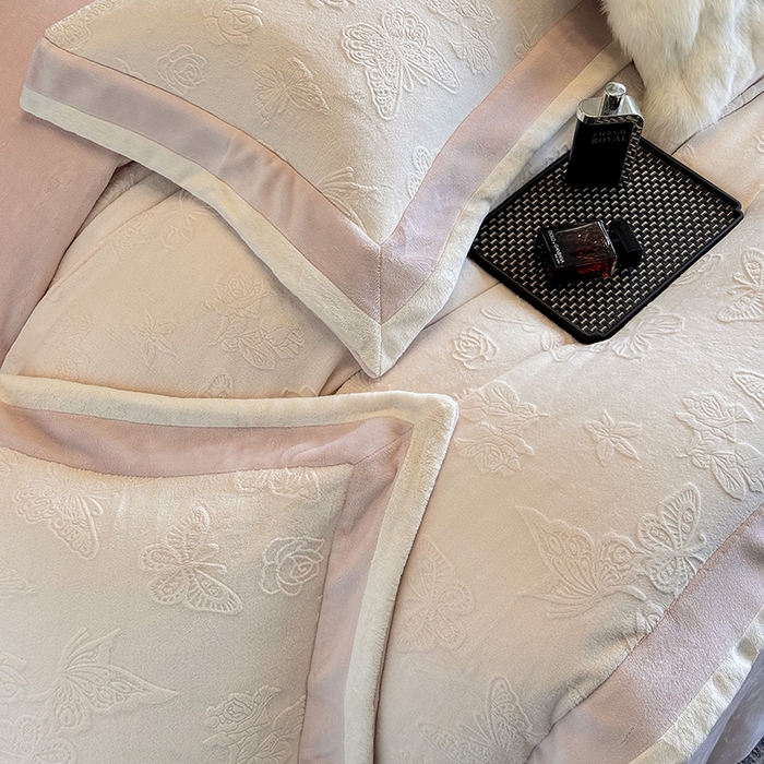 91家纺网 家纺一手货源 找家纺 （总）若未家居 LOVEWE HOUSE 2025新款250克全消光纯色蝴蝶雕花双拼牛奶绒四件套-晨光蝶影