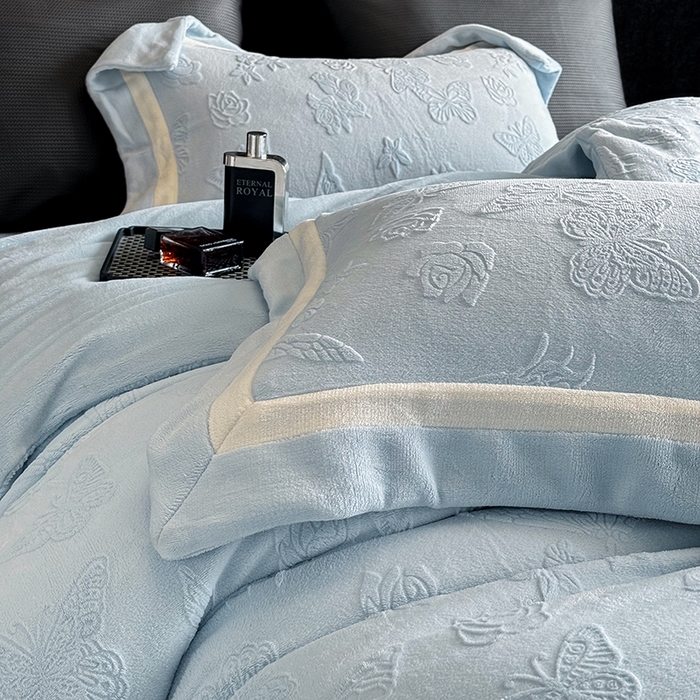 91家纺网 家纺一手货源 找家纺 若未家居 LOVEWE HOUSE 2025新款250克全消光纯色蝴蝶雕花双拼牛奶绒四件套-晨光蝶影 光蝶影-浅蓝