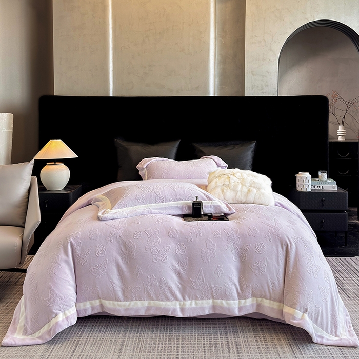 91家纺网 家纺一手货源 找家纺 若未家居 LOVEWE HOUSE 2025新款250克全消光纯色蝴蝶雕花双拼牛奶绒四件套-晨光蝶影 光蝶影-浅紫