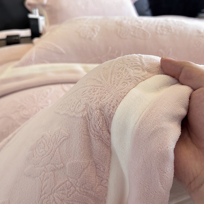 91家纺网 家纺一手货源 找家纺 若未家居 LOVEWE HOUSE 2025新款250克全消光纯色蝴蝶雕花双拼牛奶绒四件套-晨光蝶影 光蝶影-浅粉