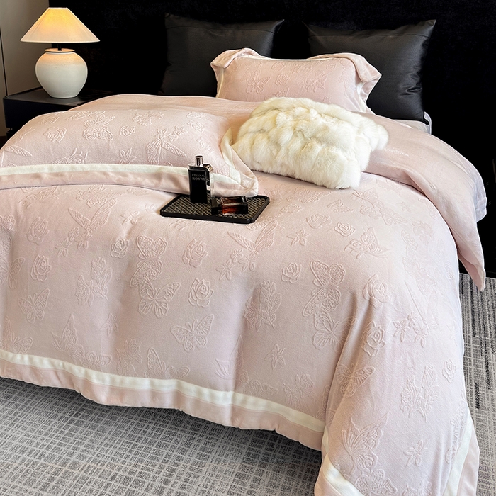 91家纺网 家纺一手货源 找家纺 若未家居 LOVEWE HOUSE 2025新款250克全消光纯色蝴蝶雕花双拼牛奶绒四件套-晨光蝶影 光蝶影-浅粉