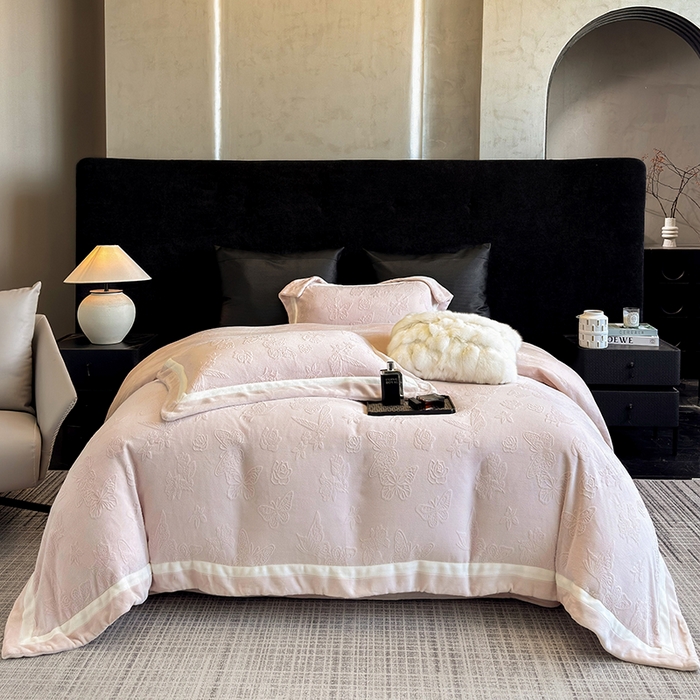 91家纺网 家纺一手货源 找家纺 若未家居 LOVEWE HOUSE 2025新款250克全消光纯色蝴蝶雕花双拼牛奶绒四件套-晨光蝶影 光蝶影-浅粉
