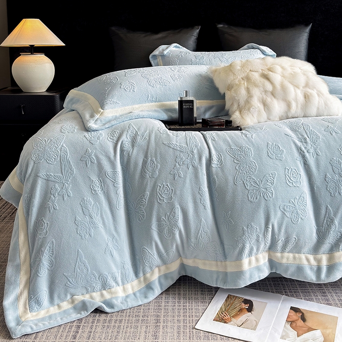 91家纺网 家纺一手货源 找家纺 若未家居 LOVEWE HOUSE 2025新款250克全消光纯色蝴蝶雕花双拼牛奶绒四件套-晨光蝶影 光蝶影-浅蓝