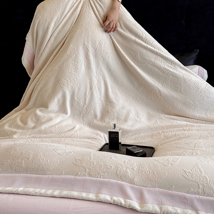 91家纺网 家纺一手货源 找家纺 （总）若未家居 LOVEWE HOUSE 2025新款250克全消光纯色蝴蝶雕花双拼牛奶绒四件套-晨光蝶影