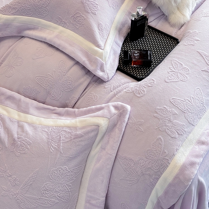 91家纺网 家纺一手货源 找家纺 若未家居 LOVEWE HOUSE 2025新款250克全消光纯色蝴蝶雕花双拼牛奶绒四件套-晨光蝶影 光蝶影-浅紫