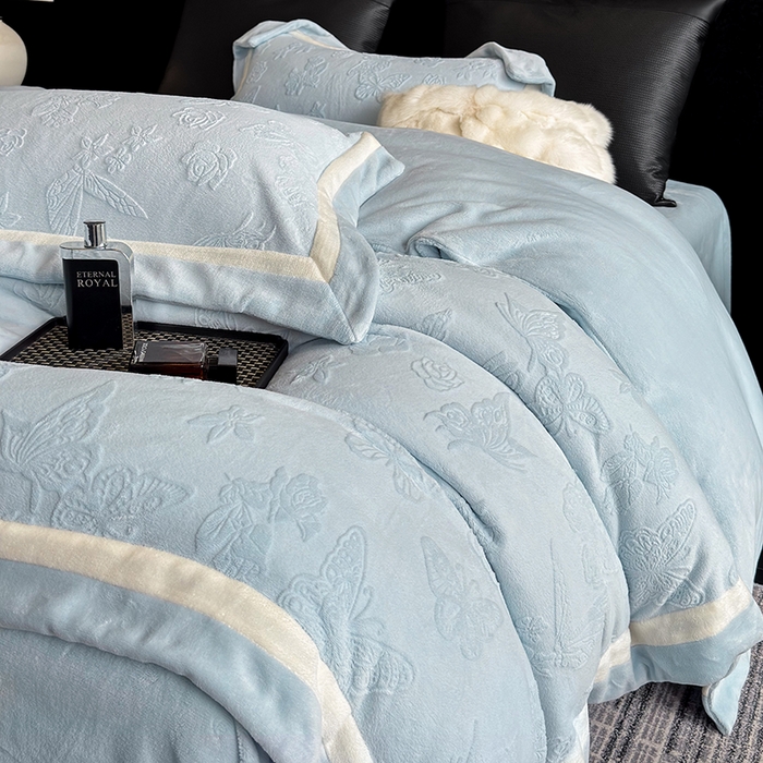 91家纺网 家纺一手货源 找家纺 若未家居 LOVEWE HOUSE 2025新款250克全消光纯色蝴蝶雕花双拼牛奶绒四件套-晨光蝶影 光蝶影-浅蓝