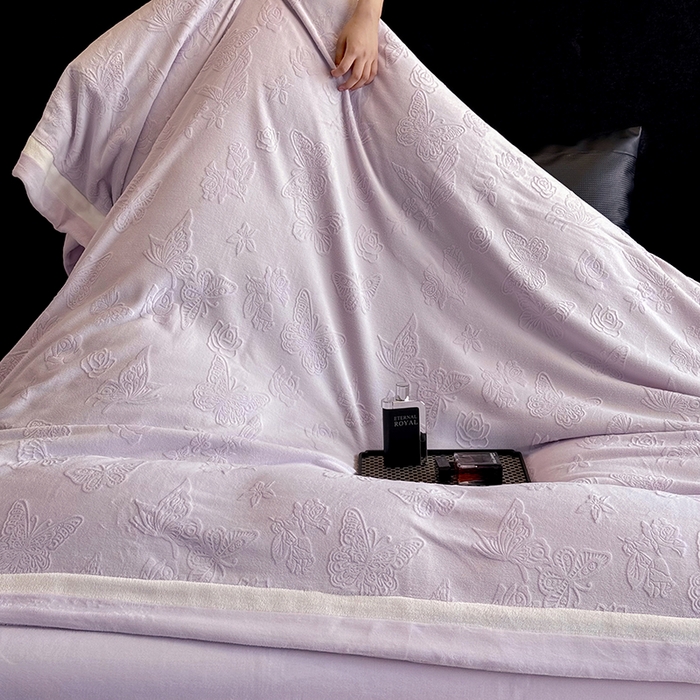 91家纺网 家纺一手货源 找家纺 若未家居 LOVEWE HOUSE 2025新款250克全消光纯色蝴蝶雕花双拼牛奶绒四件套-晨光蝶影 光蝶影-浅紫