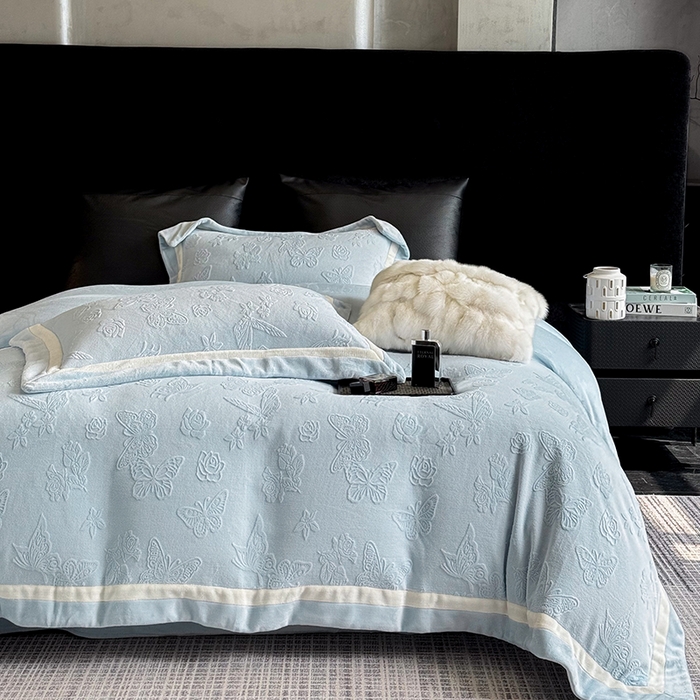 91家纺网 家纺一手货源 找家纺 若未家居 LOVEWE HOUSE 2025新款250克全消光纯色蝴蝶雕花双拼牛奶绒四件套-晨光蝶影 光蝶影-浅蓝